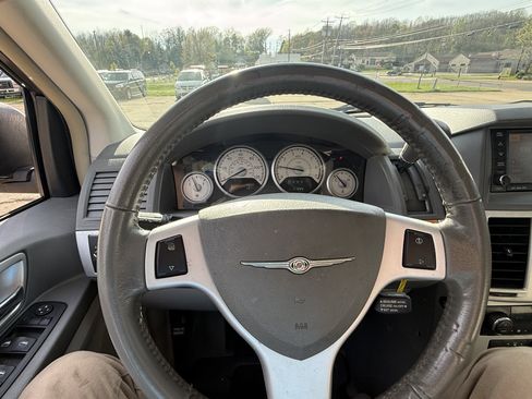 Used 2010 Chrysler Town & Country Limited image 14