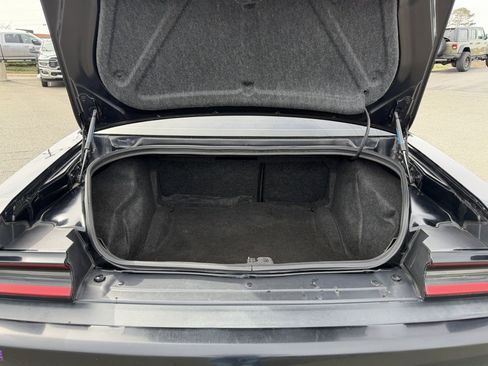 Used 2015 Dodge Challenger SXT image 5