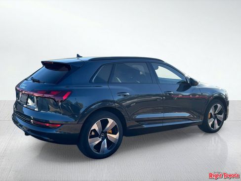 Used 2022 Audi e-tron Premium Plus AWD/4WD image 4
