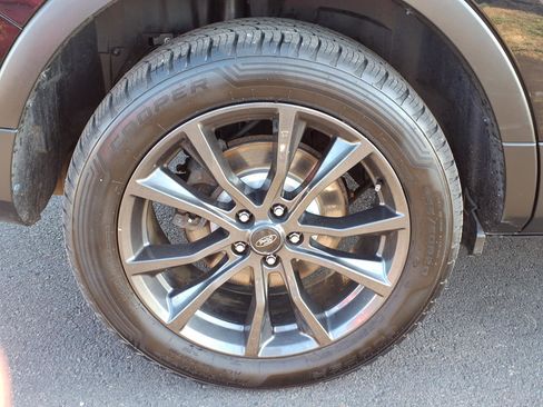 Used 2018 Ford Explorer XLT w/ Equipment Group 202A image 10