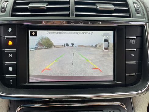 Used 2017 Lincoln Continental Select image 9