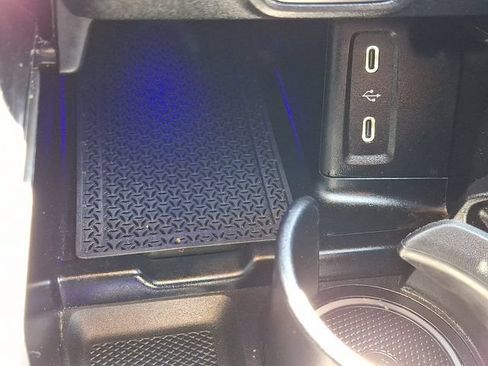 Used 2025 Mercedes-Benz GLC 300 4MATIC image 26