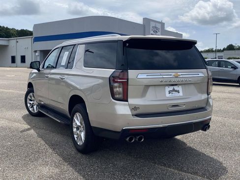 Used 2021 Chevrolet Suburban Premier w/ Premium Package AWD/4WD image 5