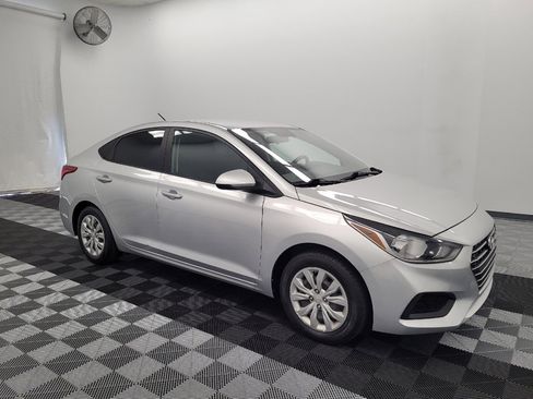 Used 2022 Hyundai Accent SE w/ Cargo Package FWD image 11