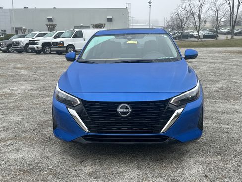 Used 2024 Nissan Sentra SV w/ SV Premium Package image 2