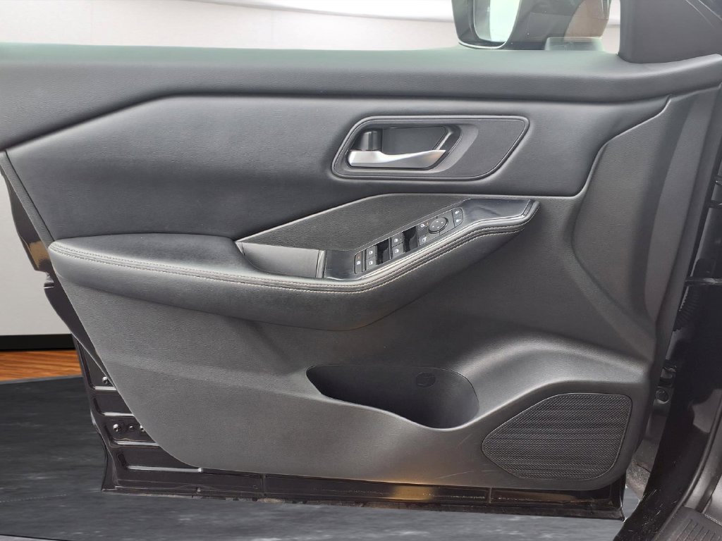 Used 2024 Nissan Rogue SV FWD image 16