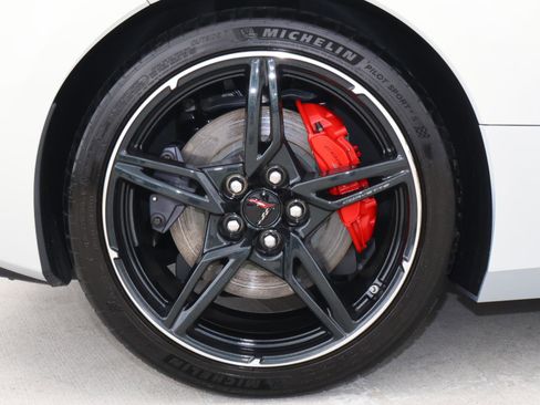 Used 2021 Chevrolet Corvette Stingray Convertible w/ Z51 Performance Package image 21