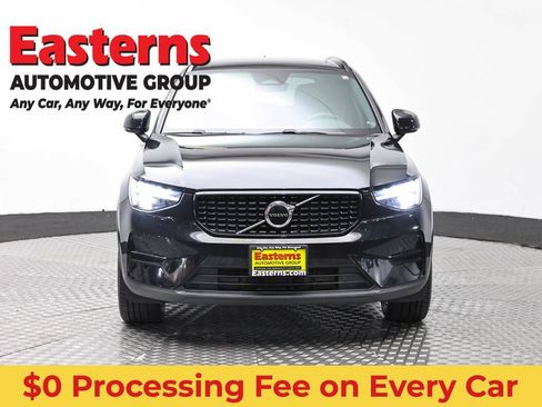 Used 2024 Volvo XC40 B5 Core AWD/4WD image 2