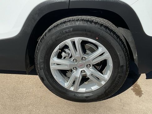 Used 2024 GMC Terrain SLE image 8