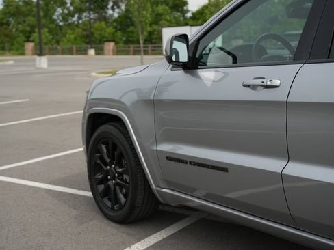 Used 2019 Jeep Grand Cherokee Altitude RWD image 37