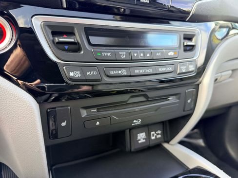 Used 2020 Honda Pilot Touring image 24