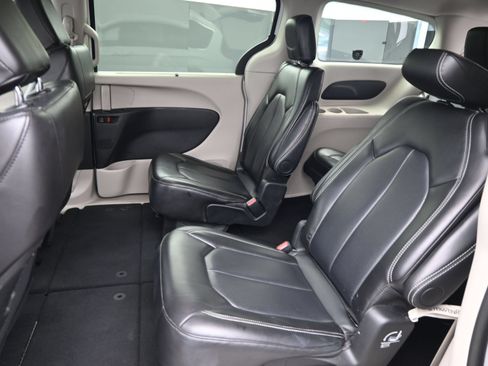 Used 2024 Chrysler Pacifica Touring-L FWD image 15