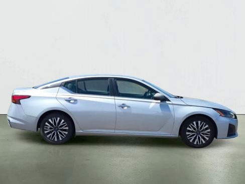Used 2024 Nissan Altima 2.5 SV FWD image 7