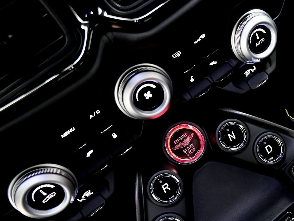 Used 2022 Aston Martin V8 Vantage Coupe RWD image 24