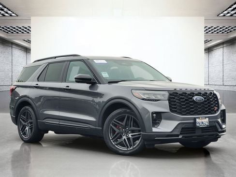 Used 2025 Ford Explorer ST AWD/4WD image 2