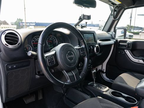 Used 2016 Jeep Wrangler Unlimited Rubicon w/ Connectivity Group AWD/4WD image 23