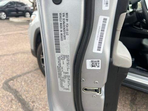 Used 2025 Jeep Compass Limited image 29