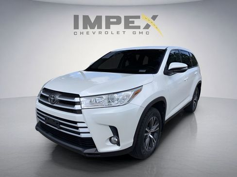 Used 2019 Toyota Highlander Plus AWD/4WD image 1