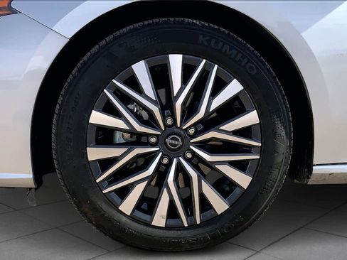 Used 2024 Nissan Altima 2.5 SV image 10