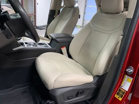 Used 2023 Ford Explorer Platinum w/ Premium Technology Package AWD/4WD image 15