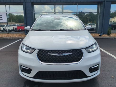 Used 2023 Chrysler Pacifica Touring-L FWD image 2