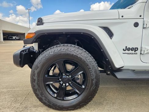 Used 2021 Jeep Wrangler Unlimited Sahara AWD/4WD image 4