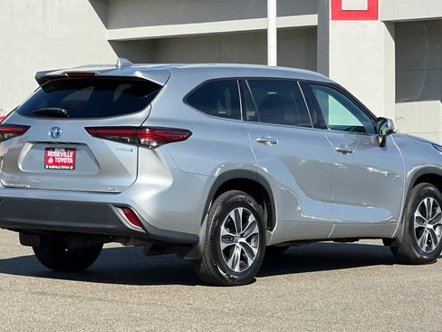 Certified 2022 Toyota Highlander XLE AWD/4WD image 2