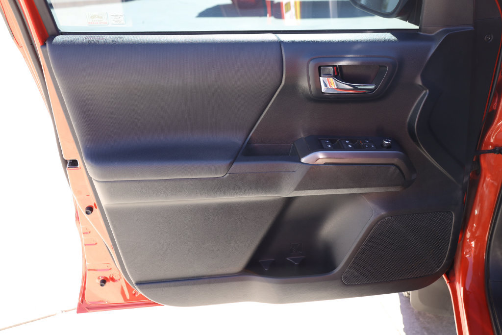 Used 2017 Toyota Tacoma TRD Off-Road AWD/4WD image 10