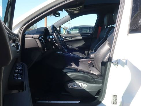 Used 2018 Porsche Macan Turbo image 15