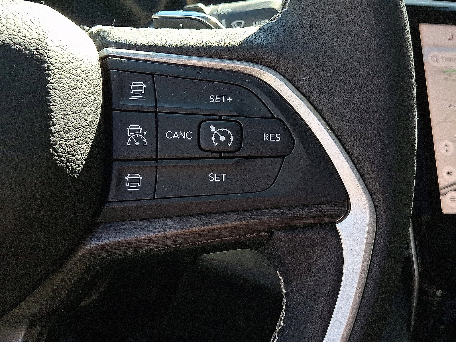 Used 2023 Jeep Grand Cherokee L Limited AWD/4WD image 25