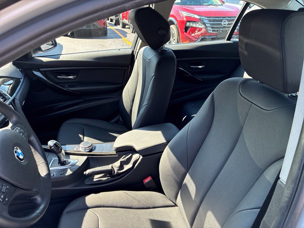 Used 2017 BMW 320i xDrive Sedan AWD/4WD image 15