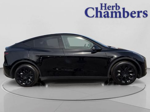 Used 2022 Tesla Model Y Long Range image 9