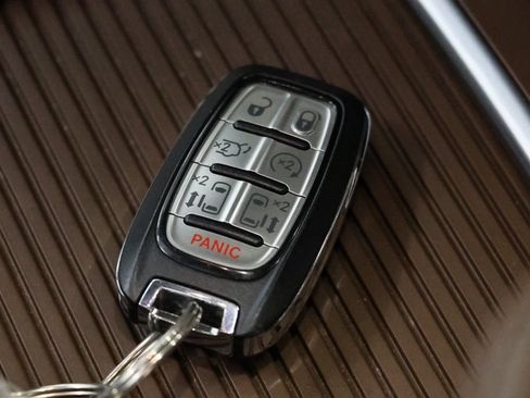 Used 2017 Chrysler Pacifica Limited w/ UConnect Theater Package FWD image 41