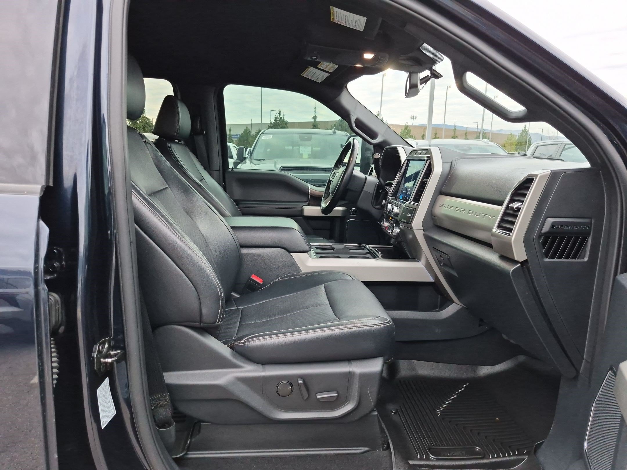 Used 2022 Ford F350 Lariat w/ Tremor Off-Road Package AWD/4WD image 31