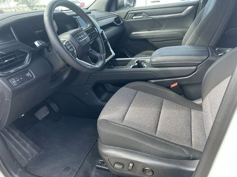 Used 2025 GMC Acadia Elevation image 4