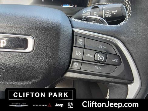 Used 2023 Jeep Grand Cherokee Laredo w/ Luxury Tech Group I AWD/4WD image 23
