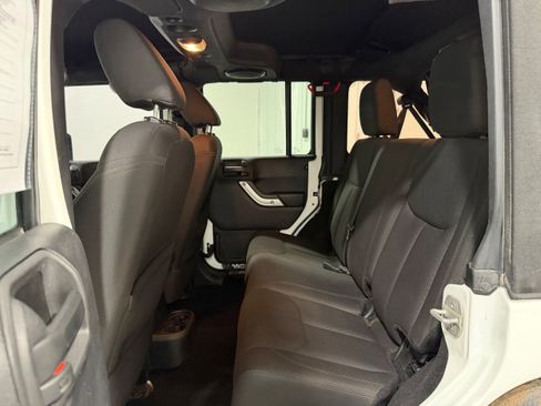 Used 2014 Jeep Wrangler Unlimited Sahara image 23