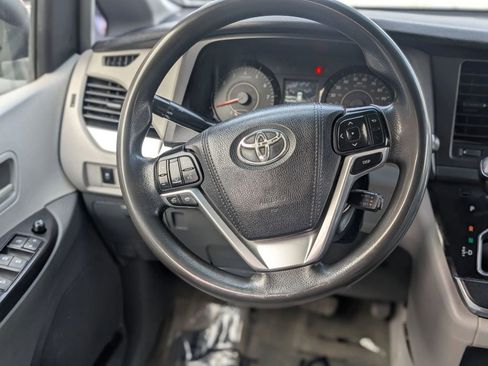 Used 2015 Toyota Sienna L image 4
