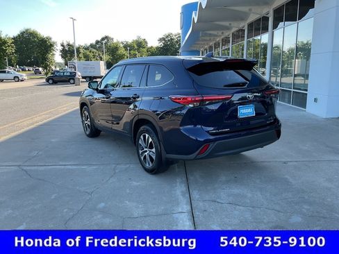 Used 2022 Toyota Highlander XLE AWD/4WD image 4