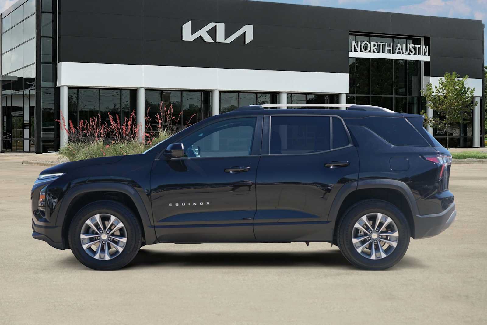 Used 2025 Chevrolet Equinox LT w/ Convenience Package II FWD image 3