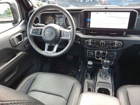 Used 2024 Jeep Wrangler Unlimited Sahara w/ Technology Group AWD/4WD image 15