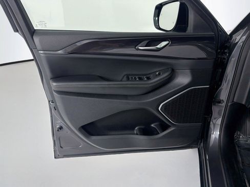 Used 2022 Jeep Grand Cherokee Altitude AWD/4WD image 7