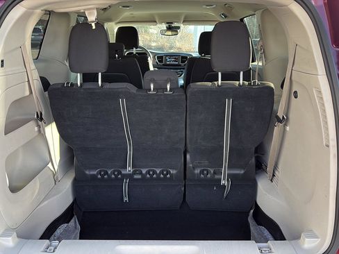 Used 2023 Chrysler Voyager LX image 7