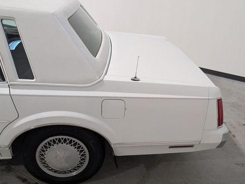 Used 1988 Lincoln Town Car RWD image 29