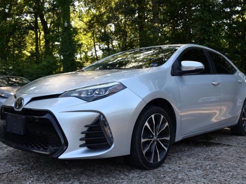 Used 2017 Toyota Corolla SE w/ SE Premium Package FWD image 2