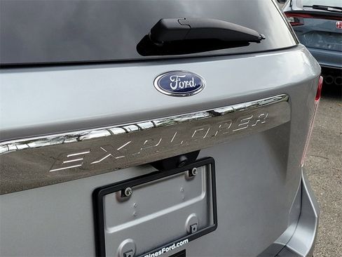 Used 2023 Ford Explorer XLT image 5