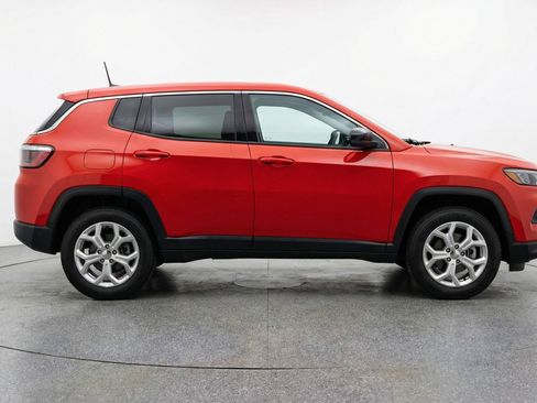 Used 2025 Jeep Compass Latitude AWD/4WD image 11