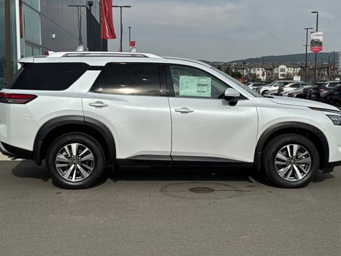 New 2025 Nissan Pathfinder SL image 1