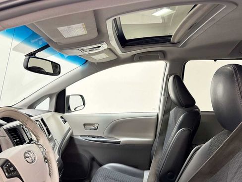 Used 2014 Toyota Sienna SE FWD image 24