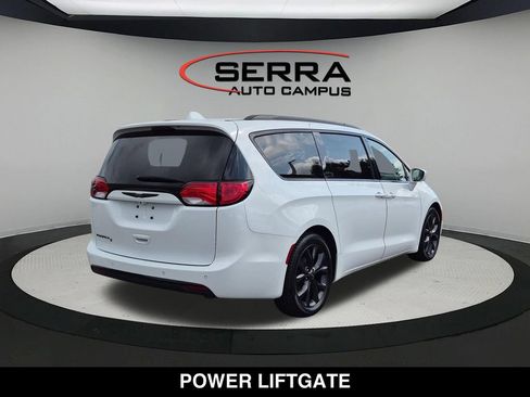 Used 2018 Chrysler Pacifica Touring-L w/ Premium Audio Group FWD image 13